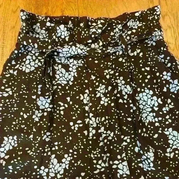 Who What Wear NWOT Navy Floral Paper bag High waisted Shorts Size 8 - Picture 4 of 8